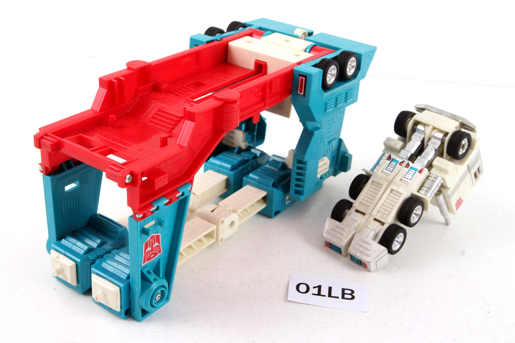 Complete Transformers® G1 Ultra Magnus SKU 409138
